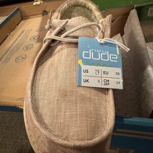 HEY DUDE WALLY YOUTH BEIGE Y6 L7 NIB